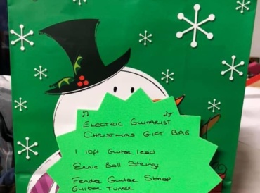 Christmas gift bag for electric guitarists (outside)
