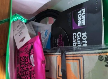 Christmas gift bag for electric guitarists (contents)