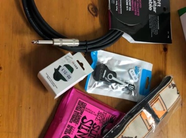Christmas gift bag for electric guitarists (contents)
